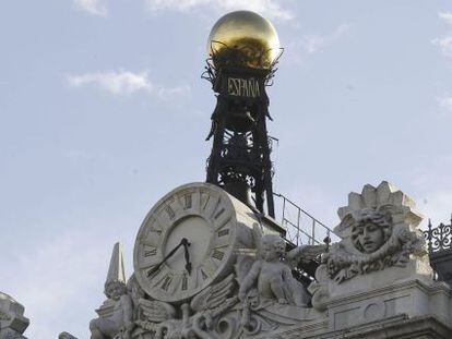 Reloj en la fachada de la sede del Banco de Espa&ntilde;a, en la Plaza de Cibeles en Madrid. 