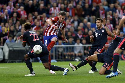 El centrocampista del Atlético de Madrid Saúl Ñíguez (d) remata a puerta para marcar el primer gol rojiblanco frente al Bayern de Múnich.