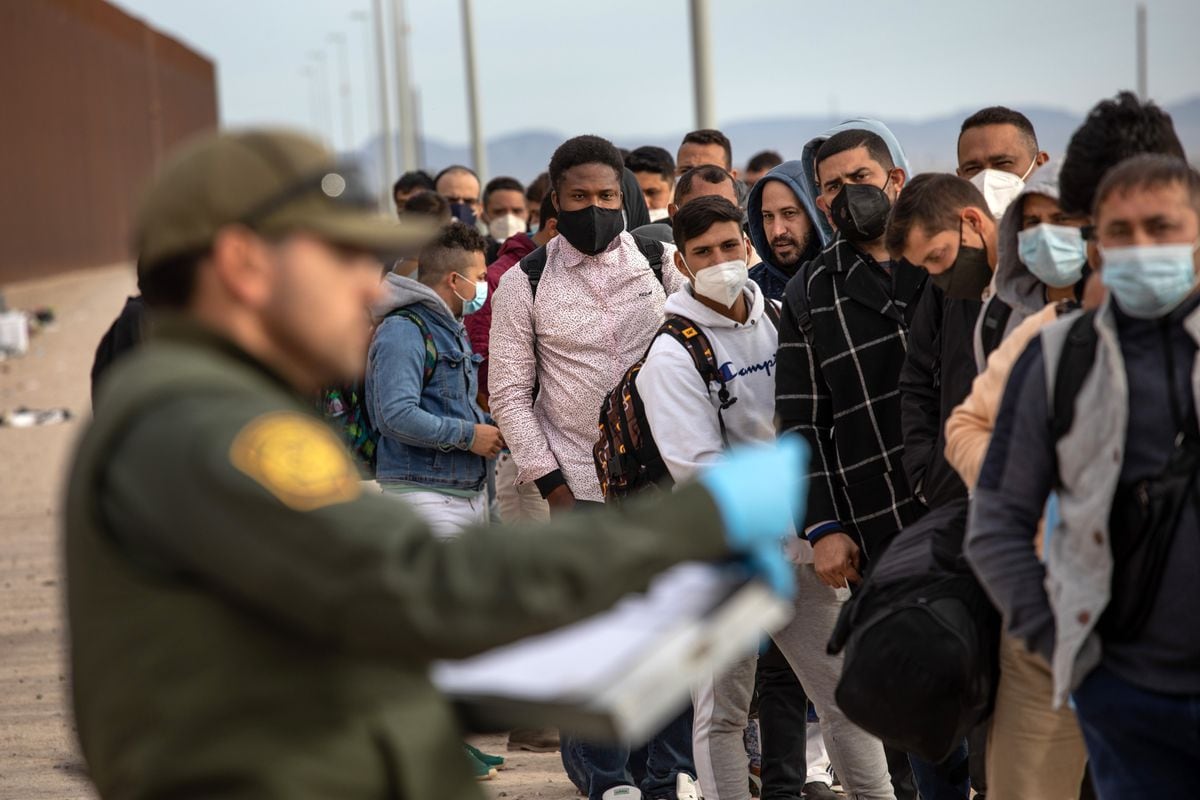 El programa de retorno de migrantes de Trump levanta una polémica entre el canciller Ebrard y el exembajador de México en EE.UU.