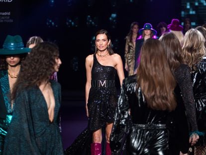 Nieves Alvarez desfila para Lola Casademunt en la Mercedes Benz Fashion Week Madrid, el pasado marzo.