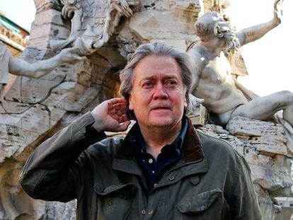 Steve Bannon, antiguo estratega de Donald Trump, en la plaza Navona de Roma.