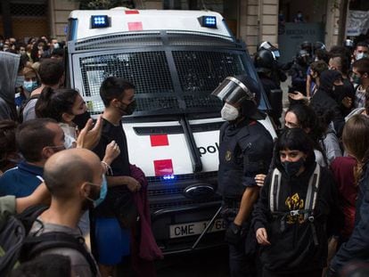 Activistas se encaran a los antidisturbios en un desahucio en la calle Còrsega de Barcelona, el pasado martes.