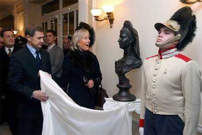 La bisnieta de la emperatriz María Fiódorovna descubre un busto de su bisabuela ayer en San Petersburgo.
