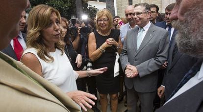 Susana D&iacute;az (izquierda) conversa con rectores en su toma de posesi&oacute;n. 