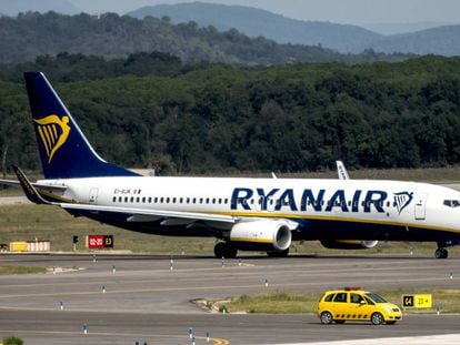 Un avión de Ryanair en el aeropuerto de Girona
