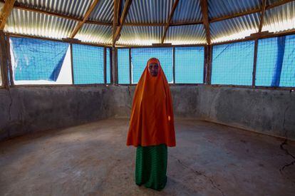 <a href="http://elpais.com/elpais/2015/05/10/album/1431271830_207814.html"><b>FOTOGALERÍA: El mayor campo de refugiados del mundo.</b></a> Situado en el noreste de Kenia, Dadaab acoge a más de 350.000 personas.