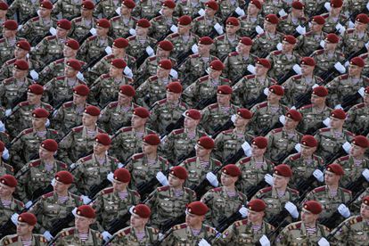 Soldados rusos participan en el ensayo del desfile militar por el Día de la Victoria en Moscú, que se celebró el 9 de mayo.