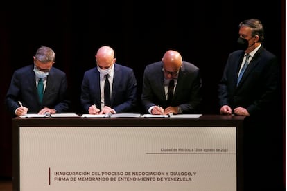 El negociador de la oposición venezolana, Gerardo Blyde, el diplomático noruego Dan Nylander, el presidente de la Asamblea Nacional de Venezuela, Jorge Rodríguez, y el canciller mexicano, Marcelo Ebrard, durante la mesa instalada en México en 2021.