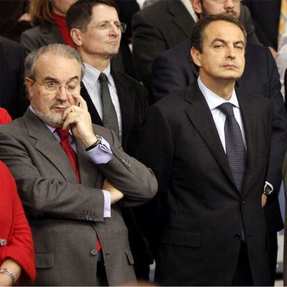 El vicepresidente económico, Pedro Solbes, junto a Zapatero, en un acto el pasado enero.