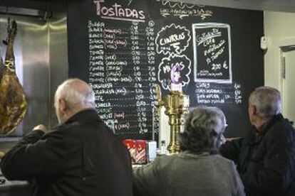 Letrero con precios bajo m&iacute;nimos en un bar del centro de Badajoz.