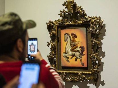 Asistentes al Palacio de Bellas Artes toman fotos al cuadro de Fabián Cháirez.