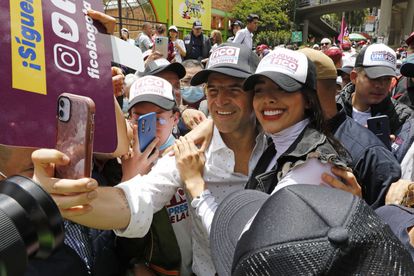 Fico Gutiérrez se toma foto con una simpatizante en un evento.