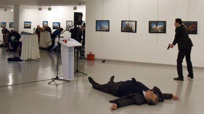 El atacante entró en la sala cultural de arte contemporáneo Çankaya de Ankara, identificándose como agente de la policía y dando la impresión de que su tarea era proteger al embajador, quien dio un breve discurso en el acto.