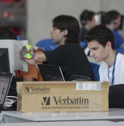 J&oacute;venes comparten CD y DVD de Verbatim en la Campus Party de 2008.