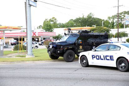 El tiroteig arriba després de dies d'alta tensió a la ciutat per la mort d'una persona de raça negra a mans de la Policia, fet que va ocasionar protestes a tot el país, inclòs Dallas (Texas), on cinc policies van ser assassinats per un jove negre. A la imatge, cotxes de policia a Baton Rouge, Louisiana (EUA).