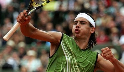 Nadal celebra su triunfo contra Puerta en la final de Roland Garros, el 5 de junio de 2005. / REUTERS