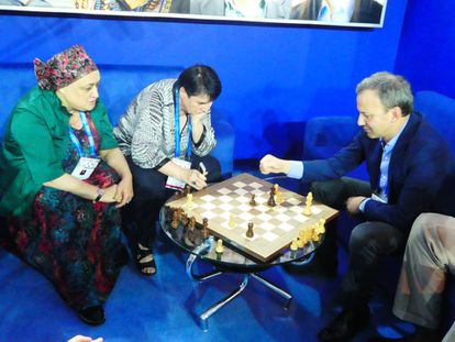 Dvórkovich, presidente de la FIDE, analiza una posición con las excampeonas del mundo Maia Chiburdanidze y Nona Gaprindashvili, ambas heroínsa nacionales georgianas, en Batumi 2018