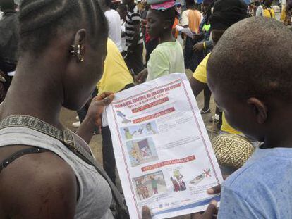 Ni&ntilde;os liberianos leen un folleto para protegerse del &eacute;bola, en Monrovia.