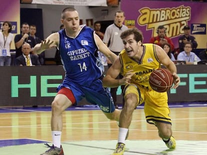 Bellas controla el bal&oacute;n presionado por Salgado.