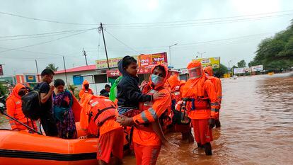Un equipo de rescate trasladaba a los residentes del Estado de Maharashtra el 23 de julio.