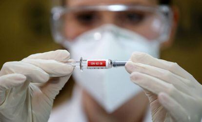 Una enfermera sostiene una vacuna experimental de Sinovac, en el hospital Sao Lucas, Brasil.