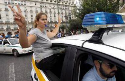 Una empleada municipal asoma por la ventanilla de un coche durante una protesta frente al Parlamento griego en Atenas, Grecia, hoy, miércoles 17 de julio de 2013.