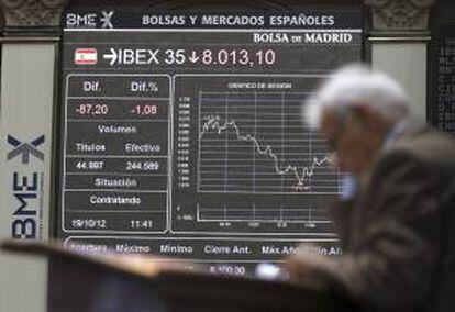 Panel en el parqué madrileño que muestra las fluctuaciones del principal indicador de la Bolsa española, el IBEX 35. EFE/Archivo