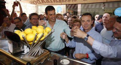 Pedro Sánchez y el candidato Juan Carlos Pérez en Almería.