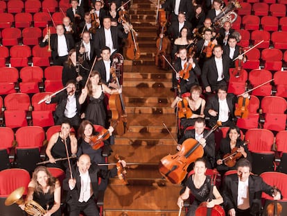 Miembros de la Orquesta Sinfónica de Galicia en la escalera del Palacio de la Ópera de A Coruña .