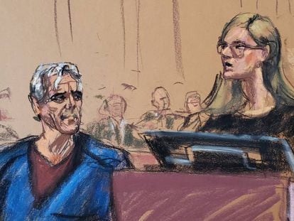 Jeffrey Epstein escucha durante la vista a una víctima