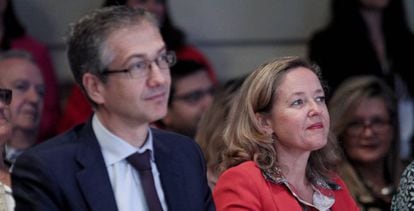 El gobernador del Banco de España, Pablo Hernández de Cos, y la vicepresidenta económica, Nadia Calviño.