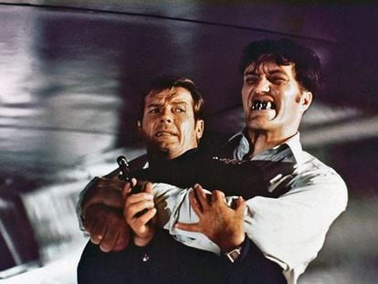 Richard Kiel y Roger Moore en &#039;La esp&iacute;a que me am&oacute;&#039; (1977).