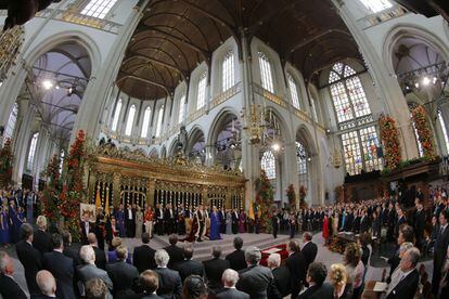 Interior de la Nueva Iglesa en Ámsterdam, durante la ceremonia de entronización del rey Guillermo de Holanda.