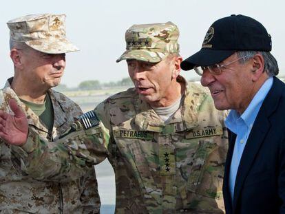 De izquierda a derecha, Allen, Petraeus y Panetta en Kabul en julio de 2011.