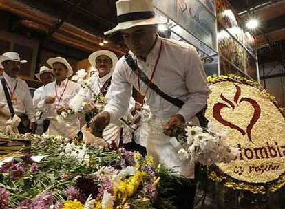 Los <i>silleteros de Medellín</i> (Colombia) hacen demostraciones de su arte floral en Fitur.