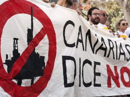 Colectivos ambientales y sociales protestan contra los sondeos en Las Palmas de Gran Canaria. 