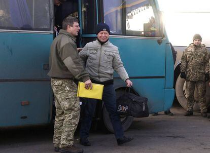 Uno de los primeros prisioneros ucranianos baja del autobús durante el canje de prisioneros en un control cerca de la ciudad de Gorlivka.