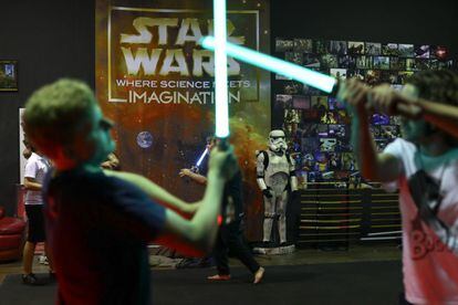 Los fans de Star Wars pueden aprender a manejar un sable láser como los de la saga.