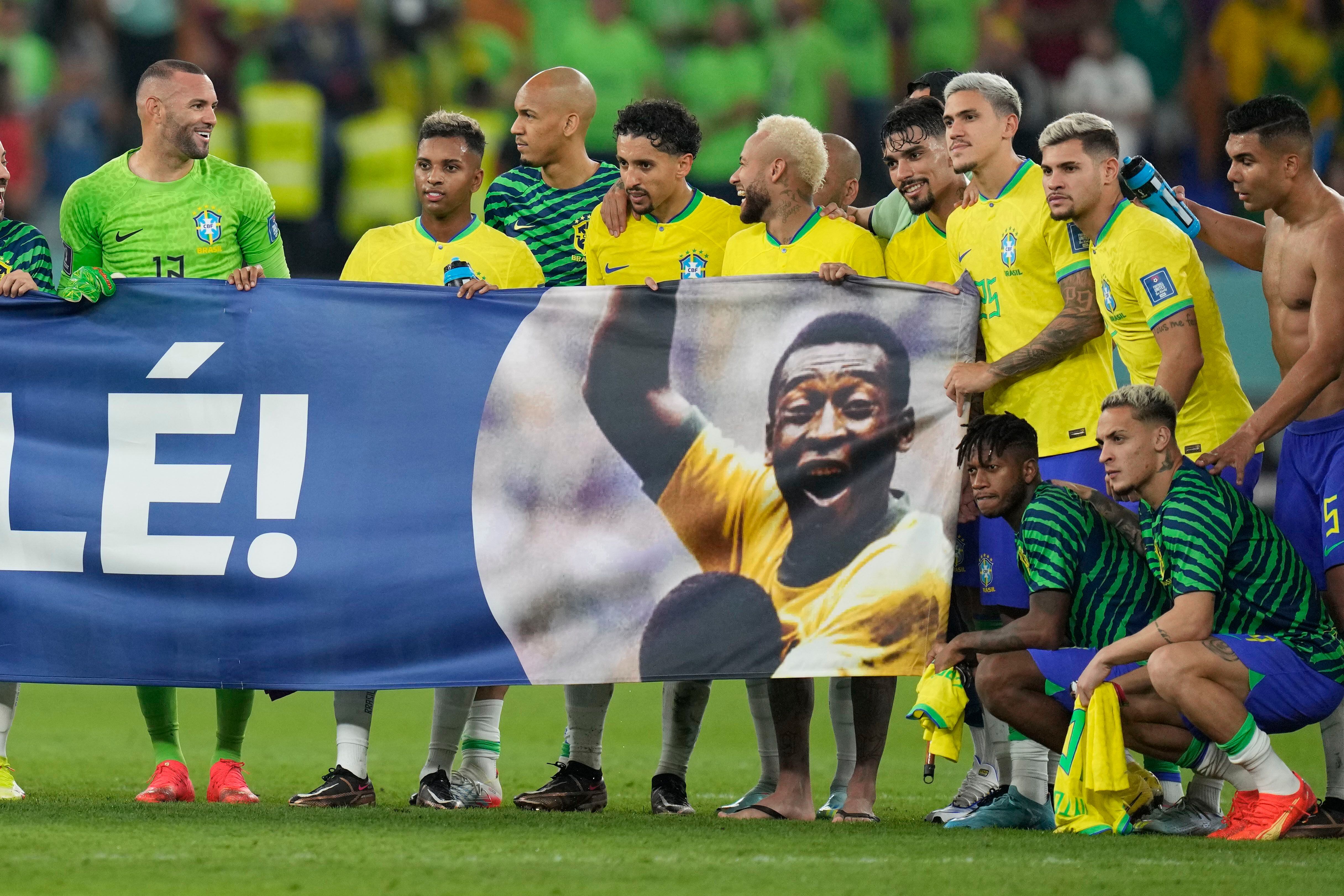 Los jugadores de Brasil posan con una pancarta de apoyo a Pelé.