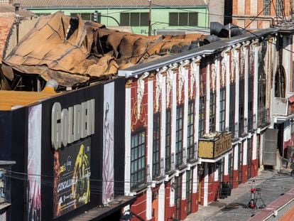 Las discotecas Golden, Teatre y La Fonda, en Murcia, con el techo de las dos últimas derrumbado por el incendio del domingo.