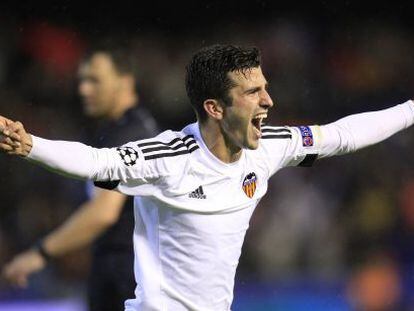Gay&agrave; celebra el gol del Valencia al Gante en Champions.