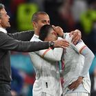 London (United Kingdom), 06/07/2021.- Spain's head coach Luis Enrique (L) reacts with his players Thiago Alcantara (C) and Pedri during the UEFA EURO 2020 semi final between Italy and Spain in London, Britain, 06 July 2021. (Italia, España, Reino Unido, Londres) EFE/EPA/Andy Rain / POOL (RESTRICTIONS: For editorial news reporting purposes only. Images must appear as still images and must not emulate match action video footage. Photographs published in online publications shall have an interval of at least 20 seconds between the posting.)
