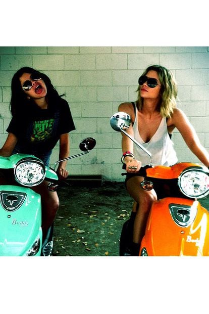 Las actrices Selena Gómez y Ashley Benson posando en sus motos a todo color.