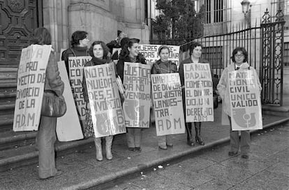 Varias manifestantes apoyan a integrantes de la Asociación Democrática de la Mujer encerradas en la madrileña basílica de San Miguel para pedir la ley del divorcio, en diciembre de 1977.