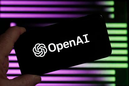 El logo de OpenAI, empresa desarrolladora de ChatGPT, en un teléfono móvil.