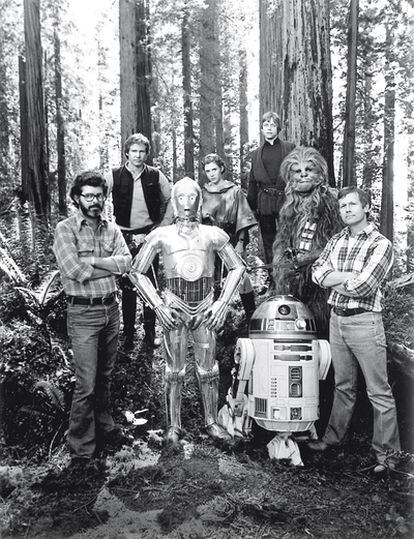 <b>Foto de familia de <i>El retorno del Jedi </i>(1983). Junto a los protagonistas, su productor, George Lucas (izquierda), y el director, Richard Marquand.</b>