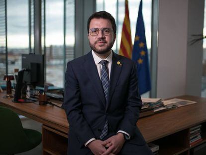 El President en funcions de la Generalitat, Pere Aragonès, al seu despatx.