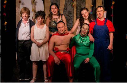 Los actores de Luna y Tramoya vestidos para la representación de 'Sueño de una noche de verano'.