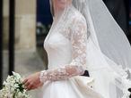 Sarah Burton, directora creativa de Alexander McQueen ha sido la elegida para vestir a Kate Middleton el día de su boda con el príncipe Guillermo de Inglaterra. El traje ha sido realizado por distintos artesanos de Reino Unido y su diseño rinde tributo a la tradición romántica: con corpiño entallado, escote corazón, manga larga de encaje Chantilly y Cluny, falda con volumen elaborada en satén marfil y blanco, una cola de 2,70 metros y un velo de tul de seda. El ramo ha sido diseñado por Shane Connolly. Está compuesto de mirto, que representa el matrimonio; lirio de los valles, como símbolo de la recuperación de la felicidad; claveles de Japón, que reflejan la galantería; jacinto, en representación de la constancia del amor y hiedra, que simboliza la fidelidad y el amor devoto.