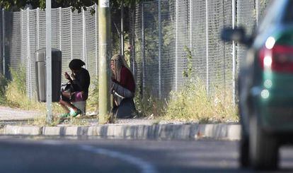 Varias mujeres que ejercen la prostitución en el polígono Marconi de Villaverde.
